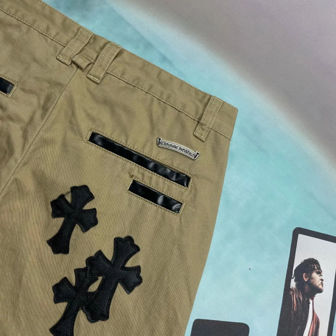 🅿️290 🔘Style No.-KL158 🔘Cro Heart𝐂𝐡𝐫𝐨𝐦𝐞 𝐇𝐞𝐚𝐫𝐭💥Breaking hot style💥Camouflage checkerboard horse hair cross patch khaki casual jeans* [same style as Angelababy] Chrome full of exploring the ultimate in fashion Hearts新款克罗心裤子，巧妙融合迷彩十字、棋盘马毛十字等元素，打破传统界限。 The clever fusion of Mattyboy’s same style, overalls and khaki jeans brings endless matching inspiration to fashionistas.  This pair of Crow Heart overalls not only presents a unique retro style, but also takes into account both comfort and sophistication with its wide-leg fit and loose design.中高腰设计搭配慵懒又随意的风格，既显腿长又保持休闲感，是潮男潮女的时尚必备之选。  Khaki overalls are unique in leather matching and color selection, making them the leader among overalls. Chrome Hearts' khaki cross chino casual pants have a prince-like aristocratic feel. The pants have 40 panels of leather and full texture. The W34 size is perfectly presented and has become the focus of the forefront of fashion. Whether it's for daily wear or a trendy try, these pants can bring you an excellent fashion experience.  Size: S M L XL XXL (28.30.32.34.36) Color: Khaki